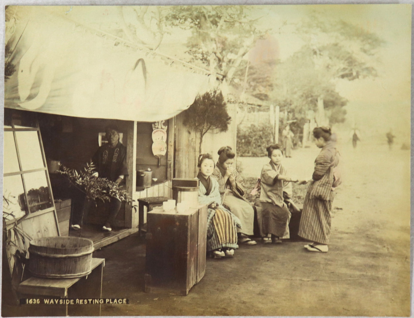 Wayside resting place / Lieu de repos au bord de la route